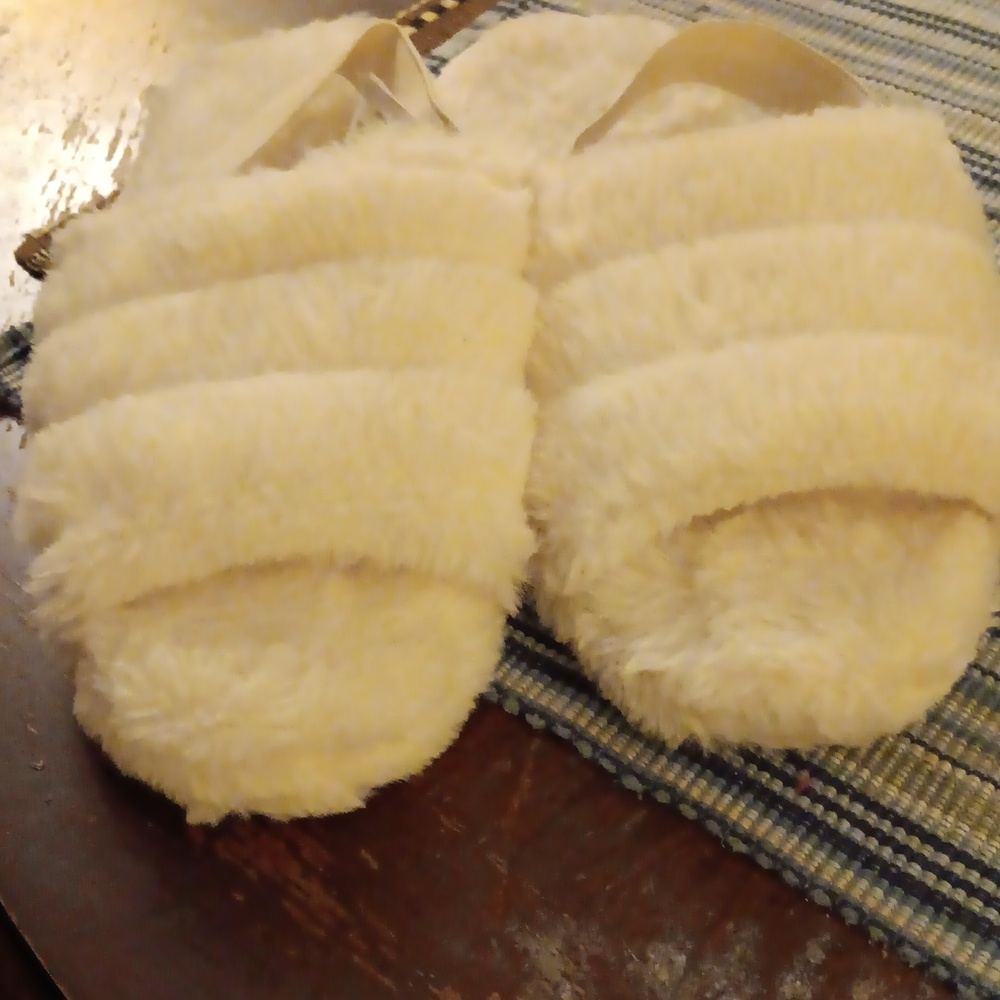 ❤️ FINAL REDUCTION NWOT WHITE FUZZY SLIPPERS